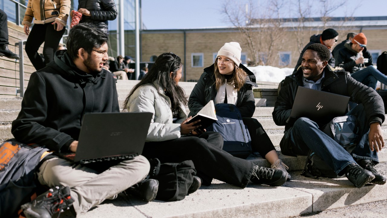 Internationella studenter utanför Lindellhallen.