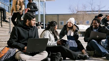 International students outside of Lindellhallen. 