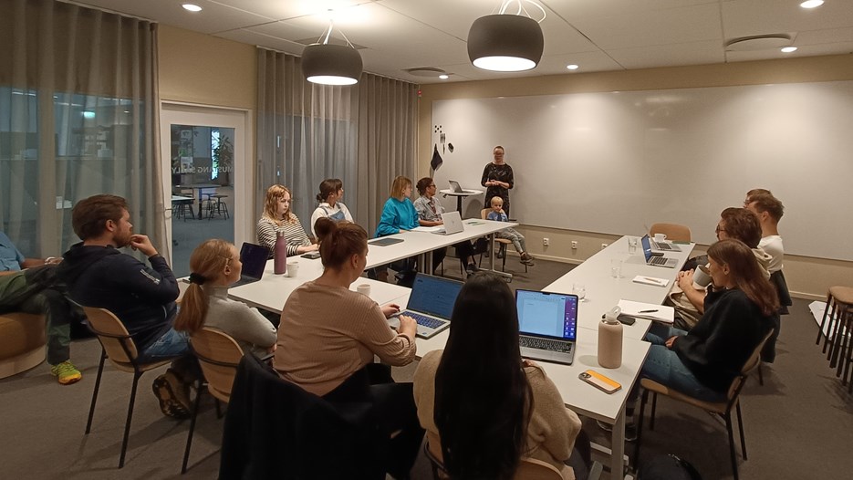 Deltagarna på kick-offen sitter runt ett stort bord