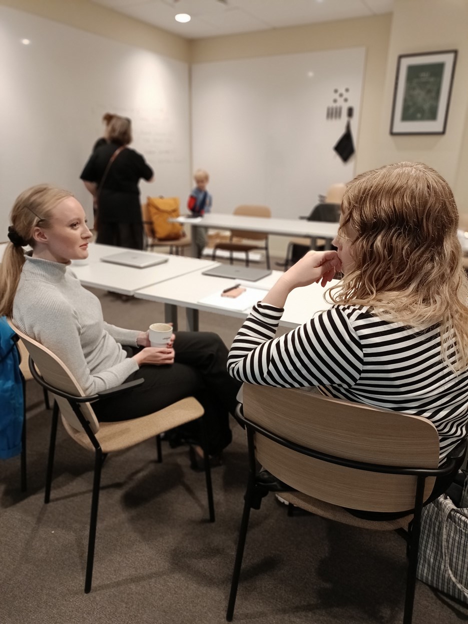 Doctoral students Madelen Johansson and Mikaela Wikström sit opposite eachother.