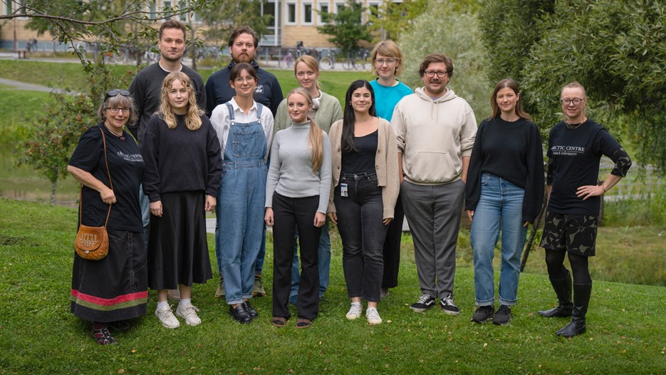 Gruppbild på doktorander och lärare från den Arktiska forskarskolan, utanför campusdammen