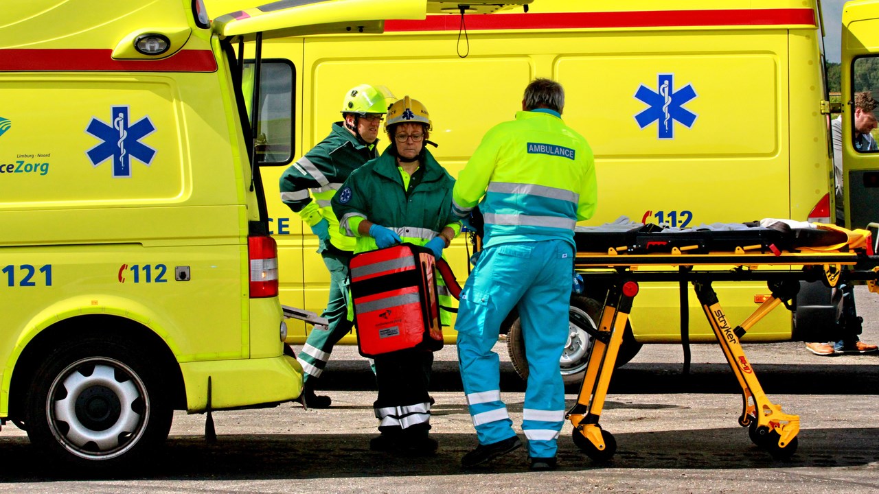 En grupp sjukvårdare vid en ambulans.