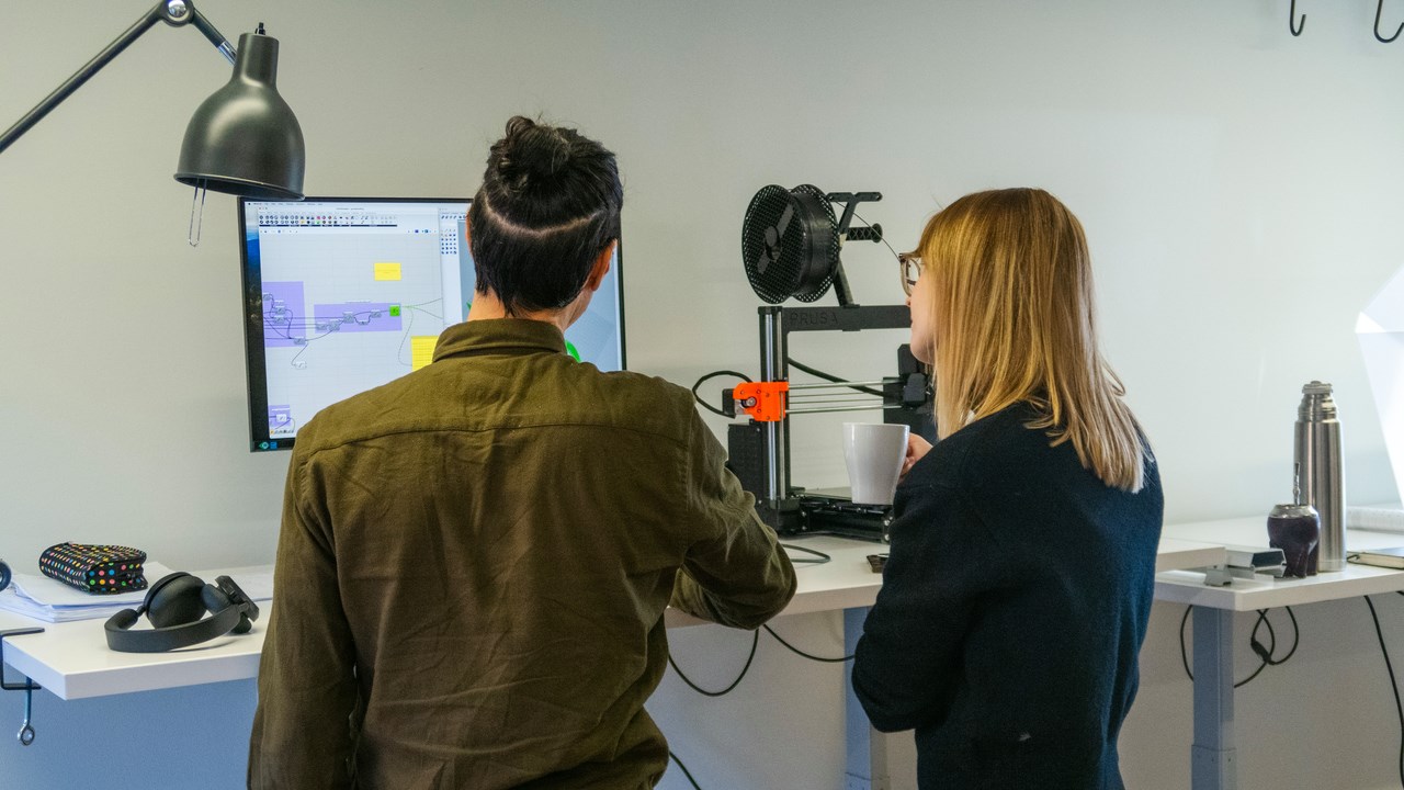 Julio Diarte Almada and Hanna Häggblom, Human resources coordinator at Umeå School of Architecture in BioFormLab looking at a computer screen