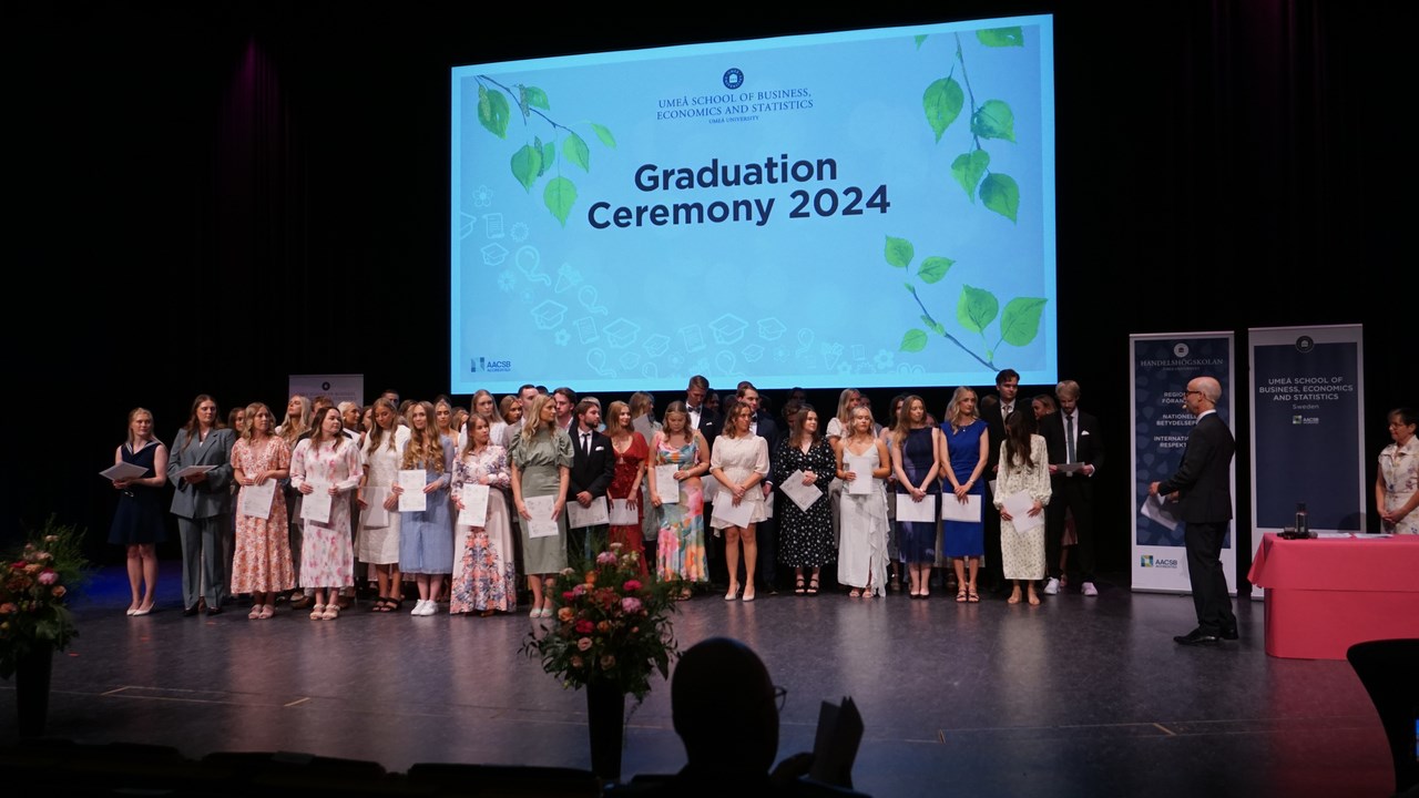 Studenter mottar sina diplom vid Handelshögskolans diplomeringsceremoni.