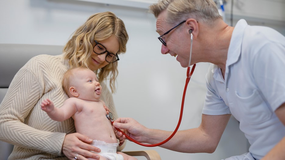 Forskaren och läkaren Magnus Domellöf lyssnar på hjärtat på en bebis.