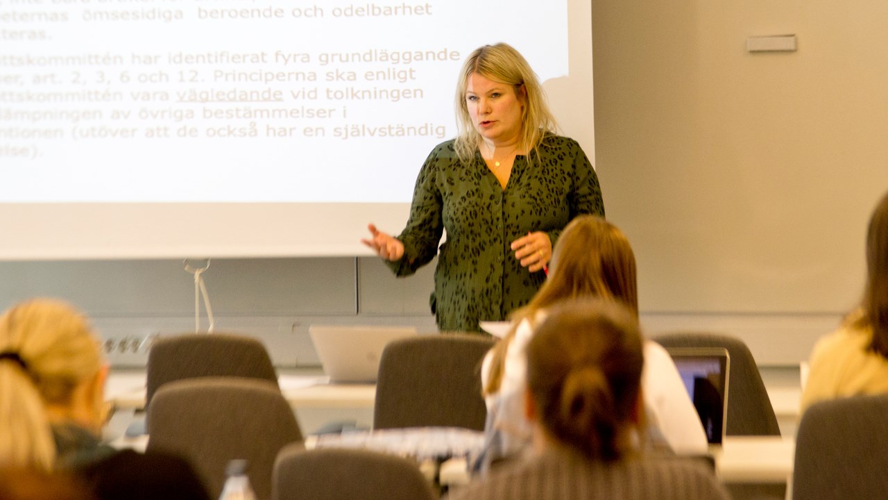 Maria Forsman undervisar på kursen barnrätt.