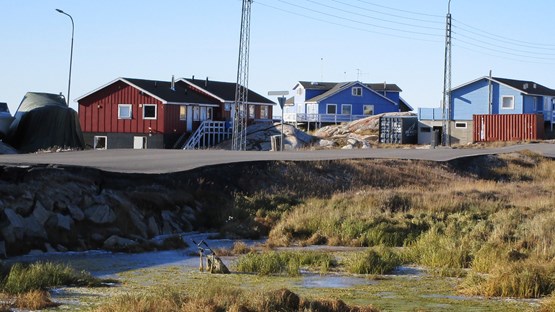 Väg genom by där marken rämnat.