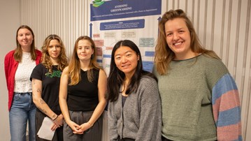 Bild på studenterna Sara Eckerlid, Sabrin Abu Elkhair, Elsa Örnerstig, Sara Brännström och Linnea Sonehag stående vid sin posterpresentation.