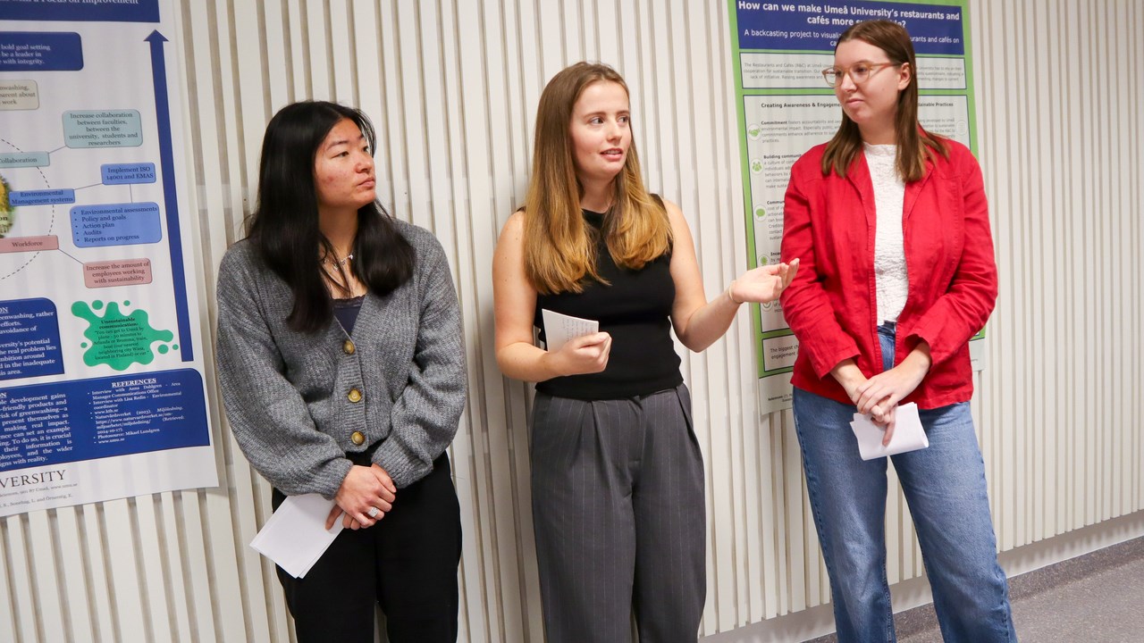 Image of students Elsa Örnerstig (centre) surrounded by Sara Brännström and Sara Eckerlid