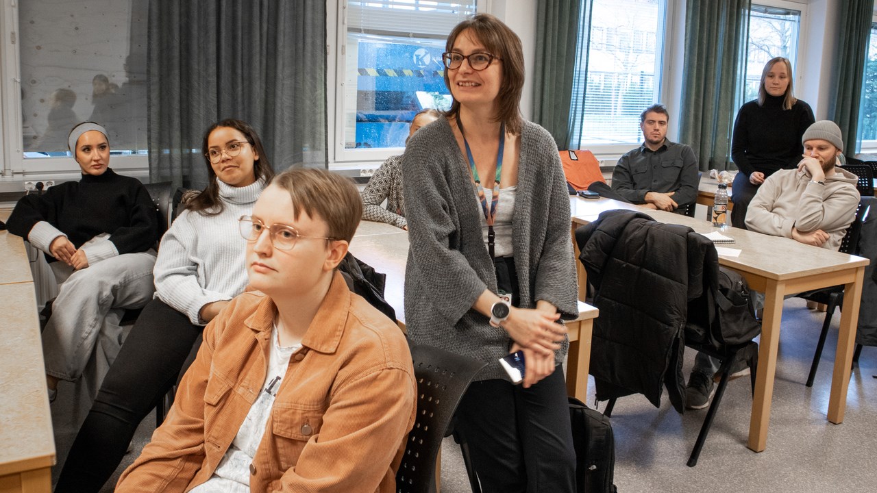 Bild på en grupp studenter i miljövetenskap tillsammans med läraren Heidi Burdett.