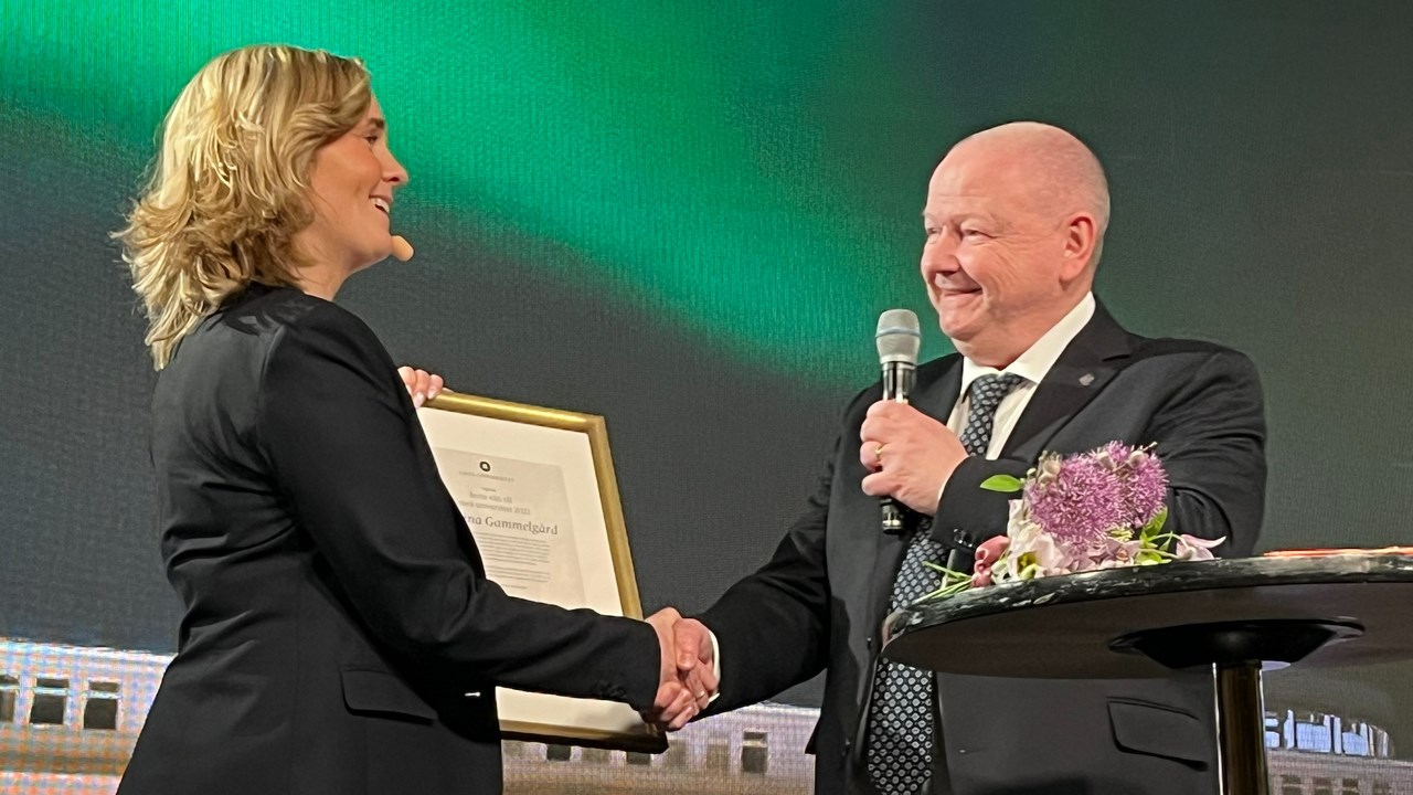 2024 års vinnare av utmärkelsen Årets vän till Umeå universitet, Catarina Gammelgård, gratuleras av rektor Hans Adolfsson.