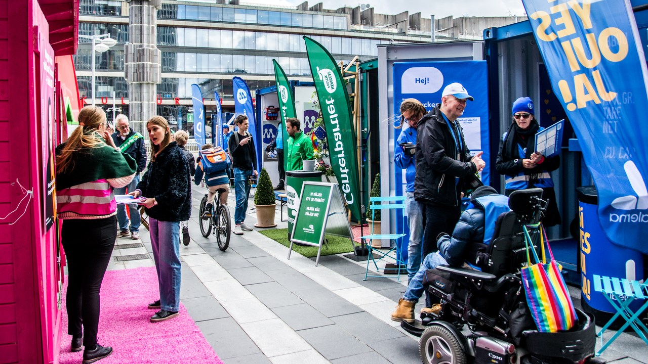 EU-valet 2019 har börjat på Sergels torg i centrala Stockholm. Personer besöker partiernas montrar.