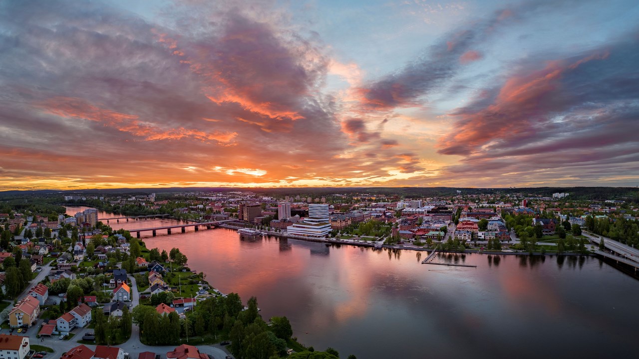 Panoramavy över Umeå stad och älven. 