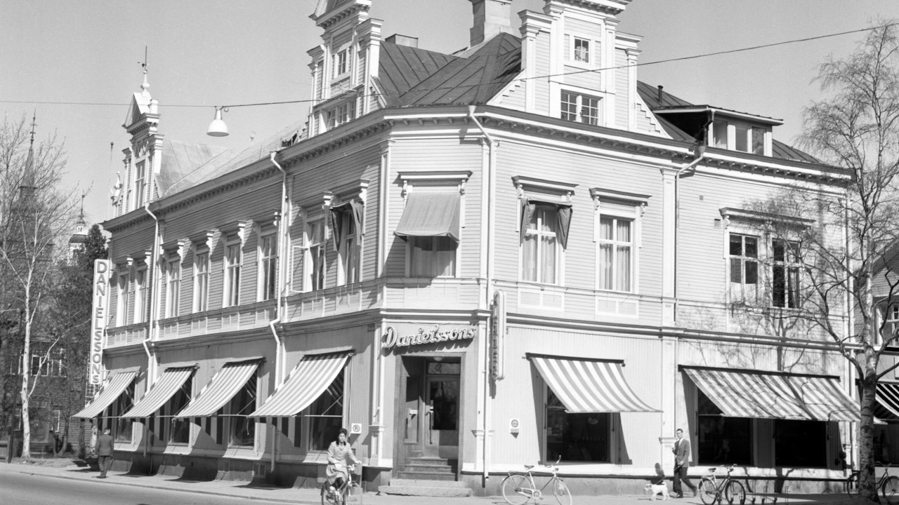 Svartvit bild från 1960-talet på Danielssons herrekipering, storgatan 55, Umeå