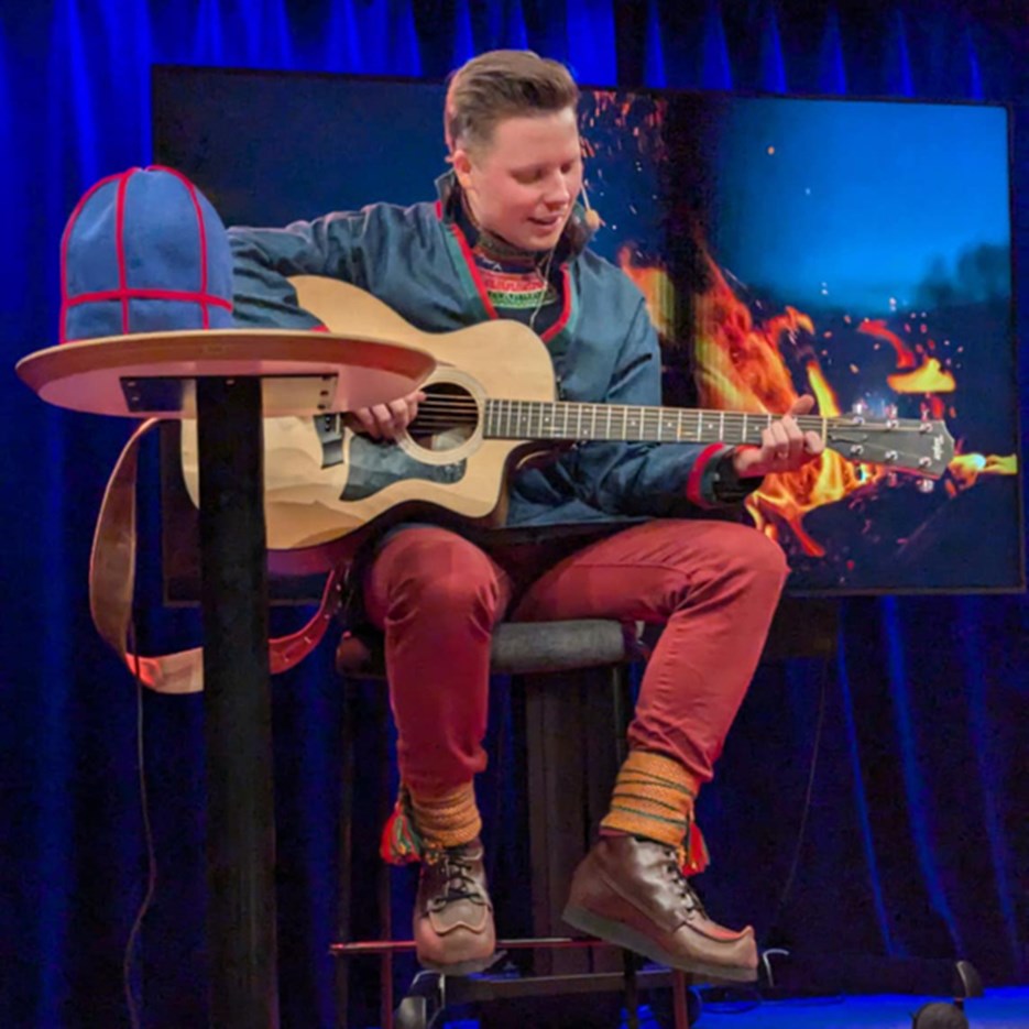 Oscar Sedholm på scen med gitarr