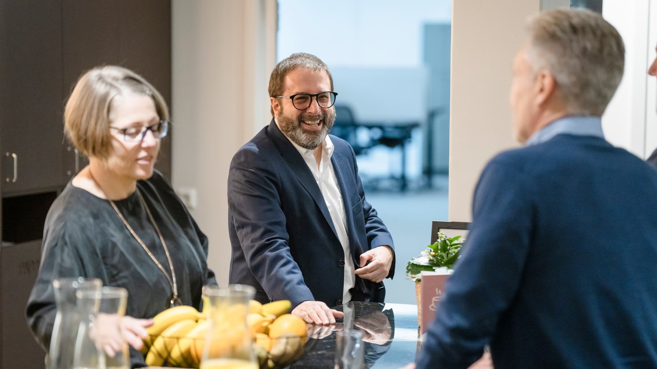 Danielle Wilde, Armando Perez-Cueto and Niklas Eklund stand around a table and chat