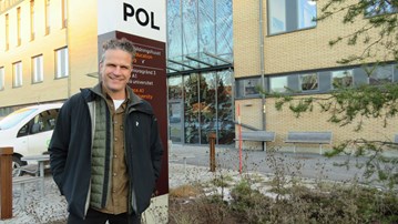 Jonas Hansson står utanför polishuset, Umeå universitet.