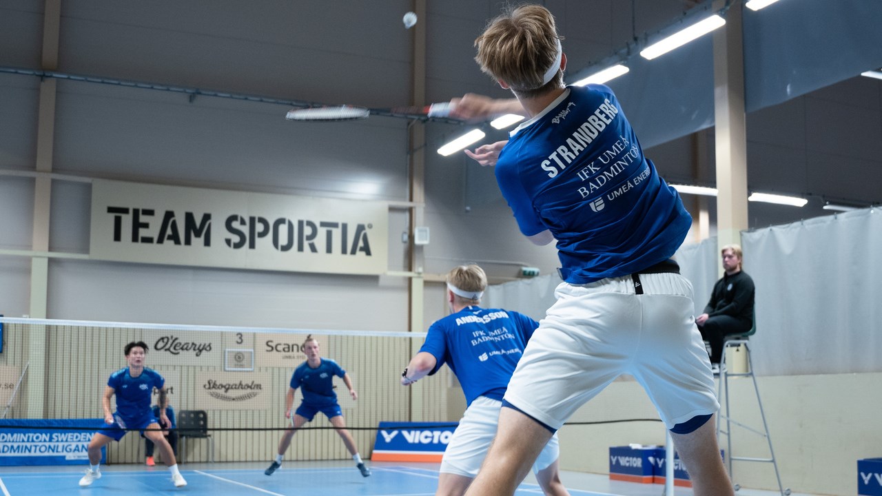 Elitidrottsstudenterna Alexander Strandberg och Helmer Andersson i dubbelspel, badmintonmatch.