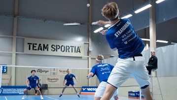 Elitidrottsstudenterna Alexander Strandberg och Helmer Andersson i dubbelspel, badmintonmatch.