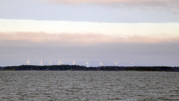 utsikt över Örefjärden med vindkraftverk i bakgrunden