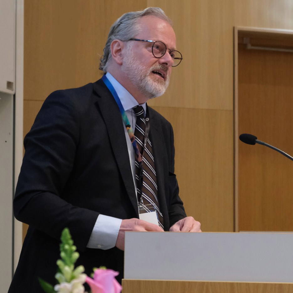 Erik Wennerström håller föredrag under konferensen i Offentlig rätt. 