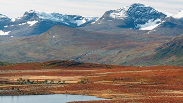 Fjällsjö med Sytertoppen i bakgrunden