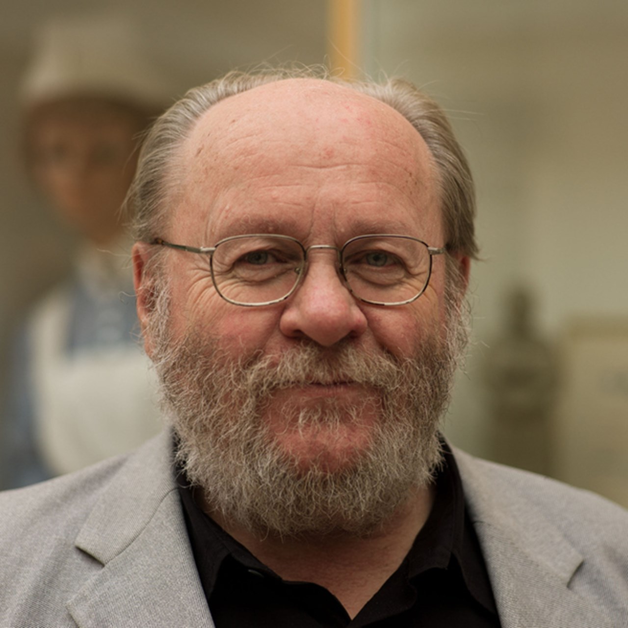 Porträttbild på Anders Lindseth, professor emeritus i praktisk filosofi, med skägg och glasögon.