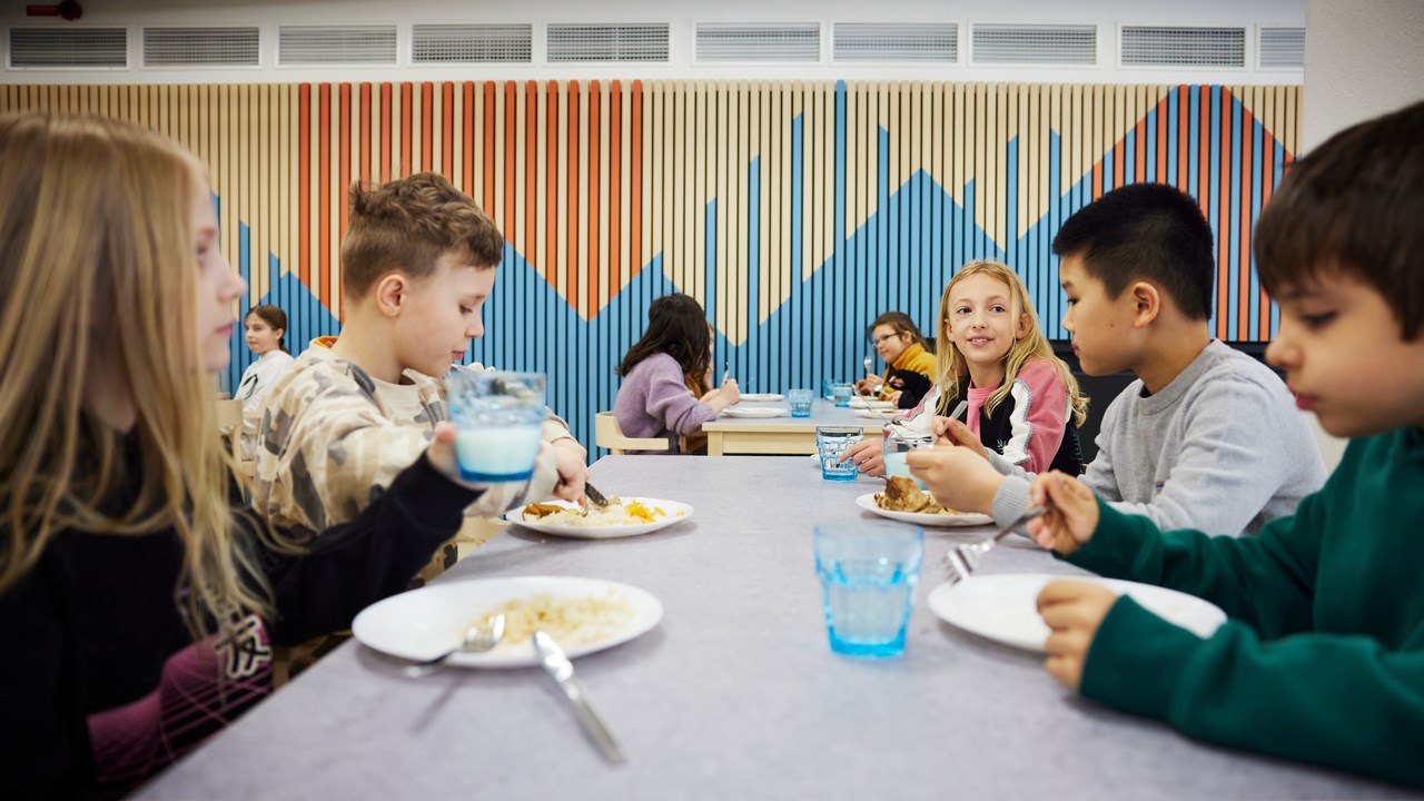 Elever äter skollunch.