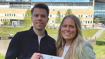 Evelina Berg och Simon Laukka, mottagare av Nordeas uppsatspris inom mångfald och inkludering.