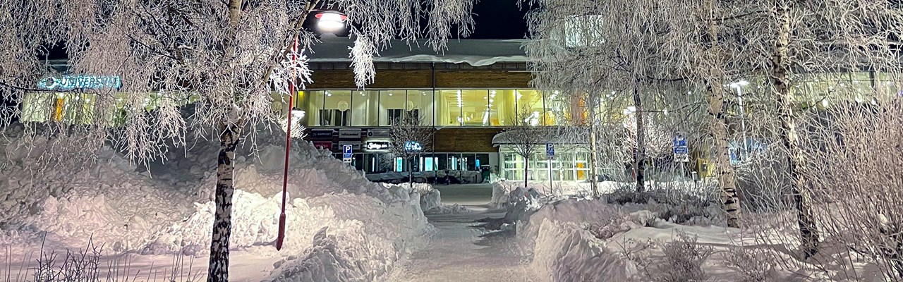 Campus februari 2021 ligger öde under pandemin. Universumhuset kvällstid.