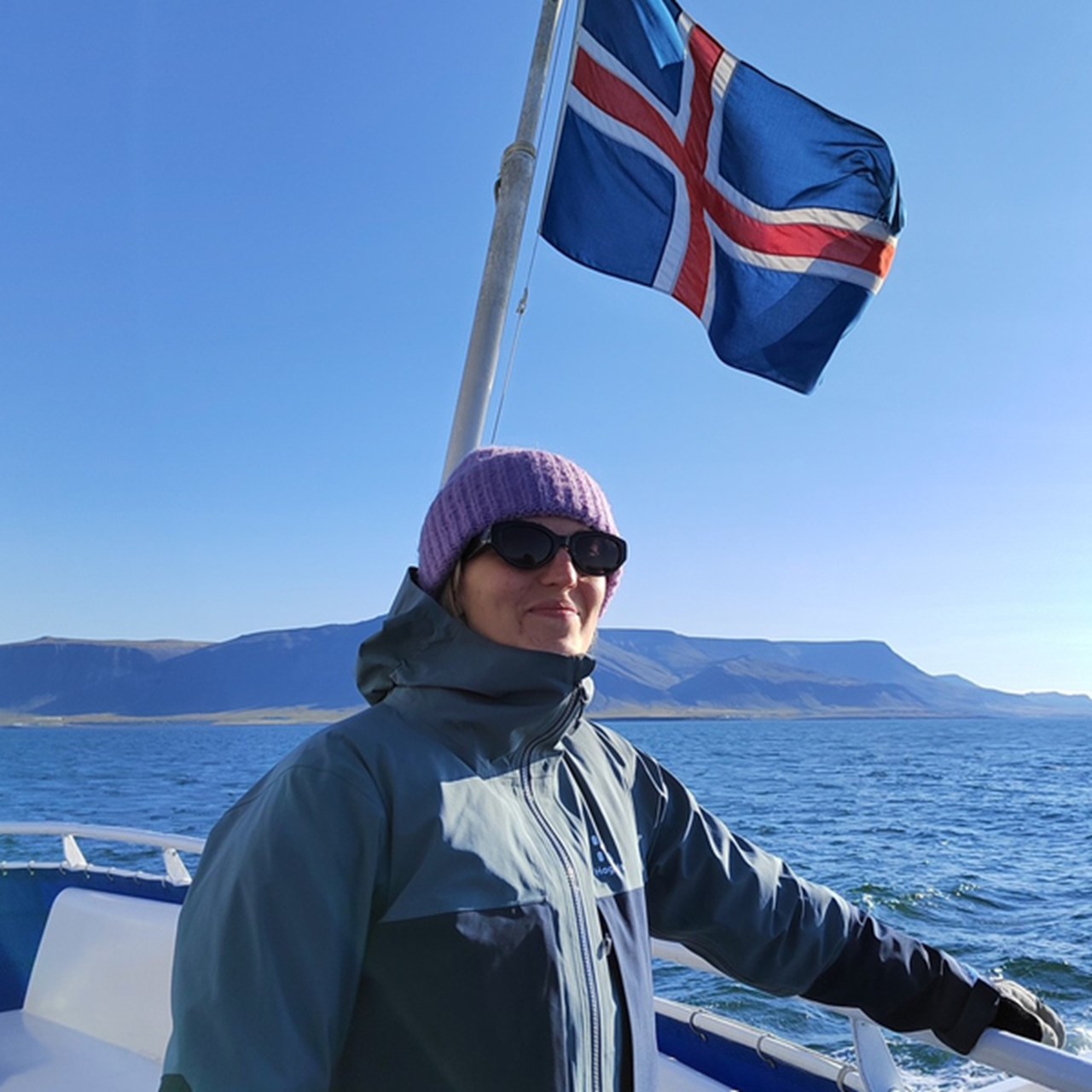 Utbytesstudent på en båt som viftar med en flagga av Island