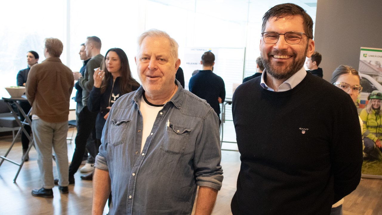 Bild på Anders Åstrand och Jimmy Vesterberg, programansvariga, stående i mässområde på Universum.