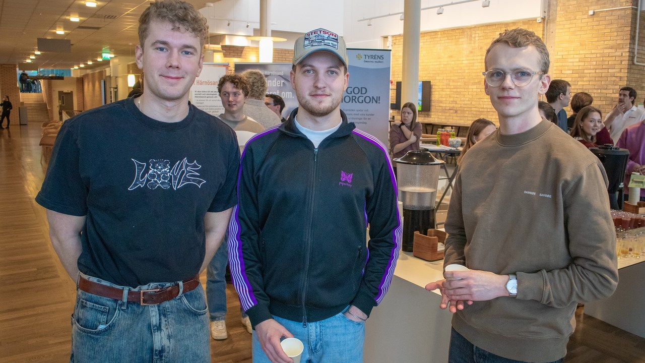 Bild på högskoleingenjörsstudenterna Elias Alsenhag, Alfred Jonsson och Liam Hansson stående i utställningsområde.