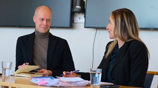 Sebastian Björnberg och Patricia Jonason sitter vid ett bord på mittseminariumet.