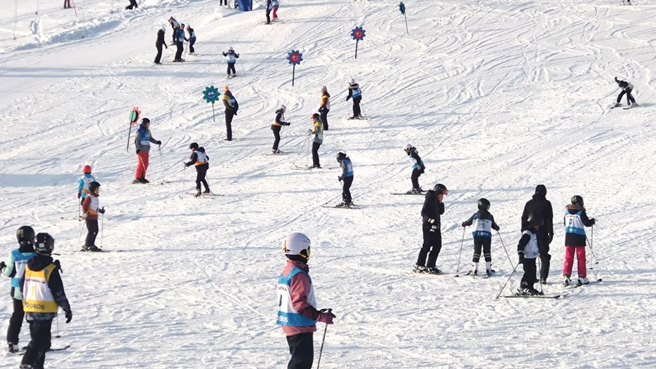 Fjärdeklasselever testar alpin och snowboardåkning i Bräntebacken