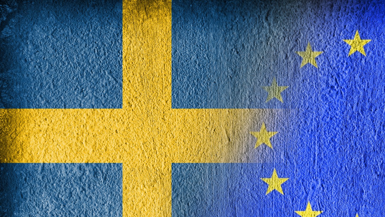 Fotomontage av svensk flagga och EU-flagga för att illustrera Sverige och EU eller Sveriges EU-medlemskap.