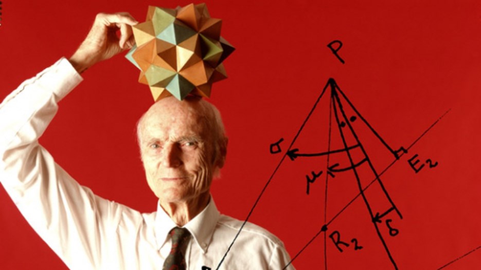 En äldre man med vitt hår och en vit skjorta håller en geometrisk polyeder ovanför sitt huvud mot en röd bakgrund. På bilden finns också överlagrade geometriska diagram och ekvationer.