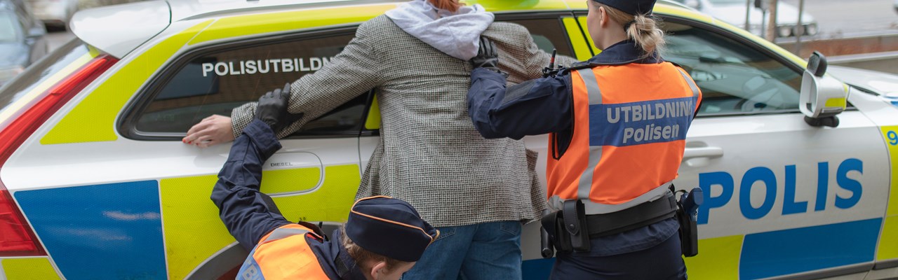 Polisstudenter övar gripande.