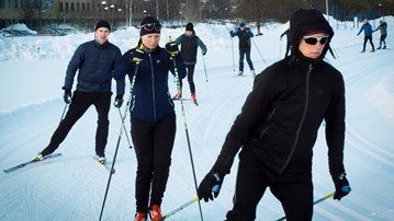 Studenter och medarbetare åker längdskidor under Hälsa på campus