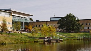 Bild på studenter på campus