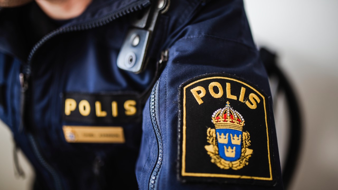 Närbild på polismärke på polismans uniform.test