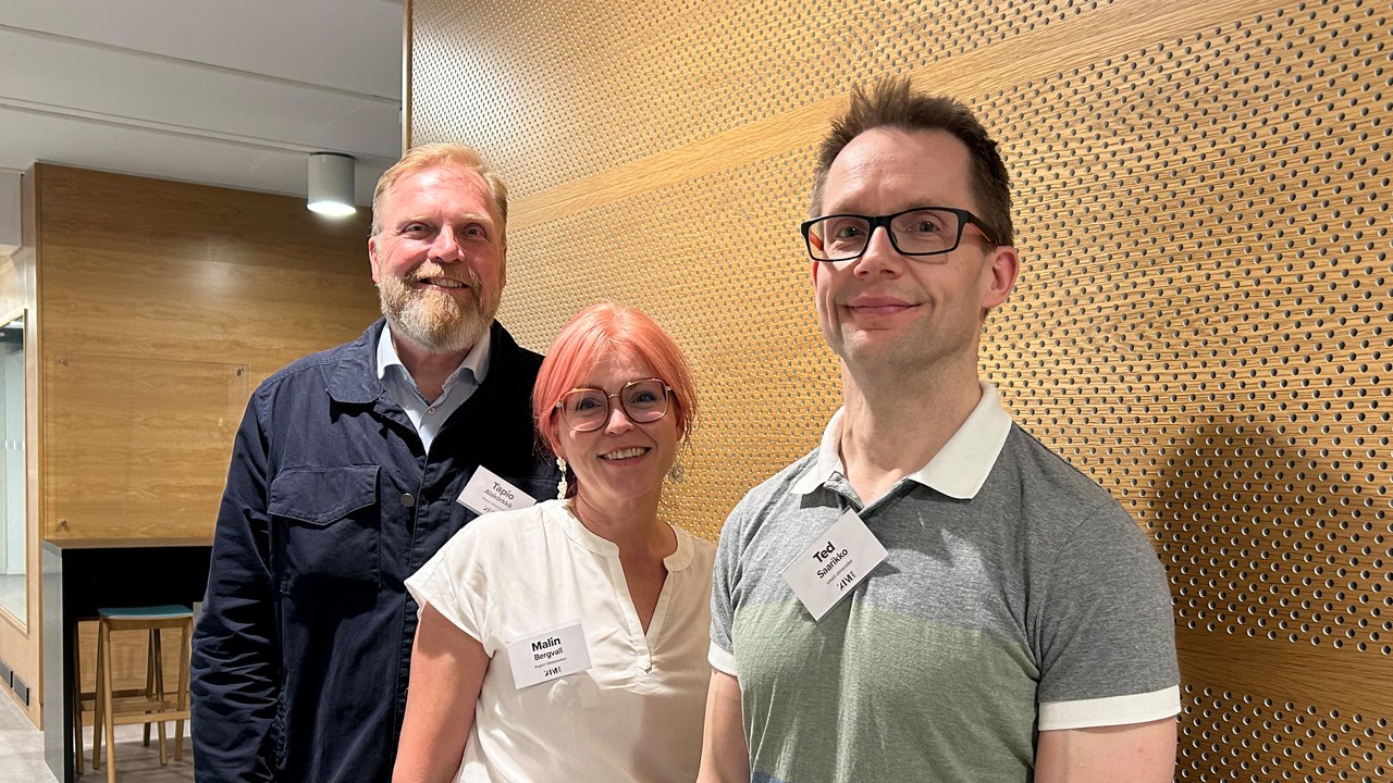 Representanter från Region Västerbotten, Tapio Alakörkkö och Malin Bergvall, poserar tillsammans med informatikforskaren Ted Saarikko under AIMday 2024.