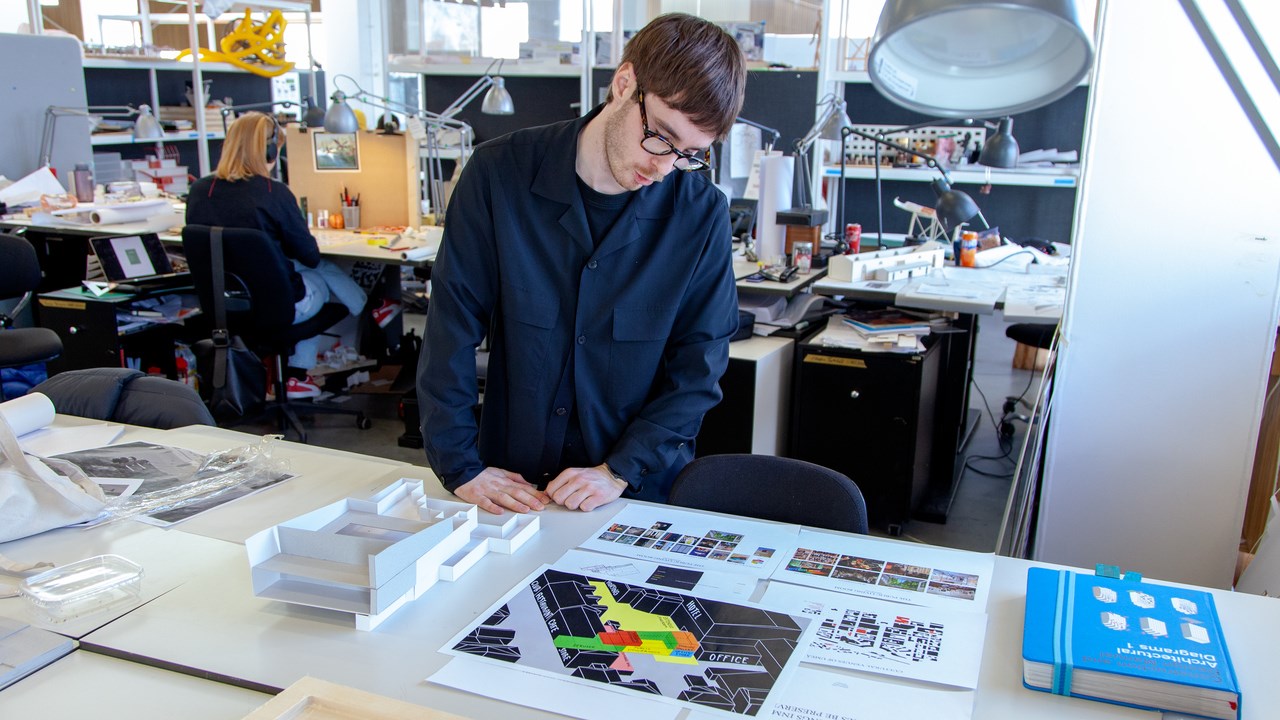 Simon From vid sin studentarbetsplats på Arkitekthögskolan