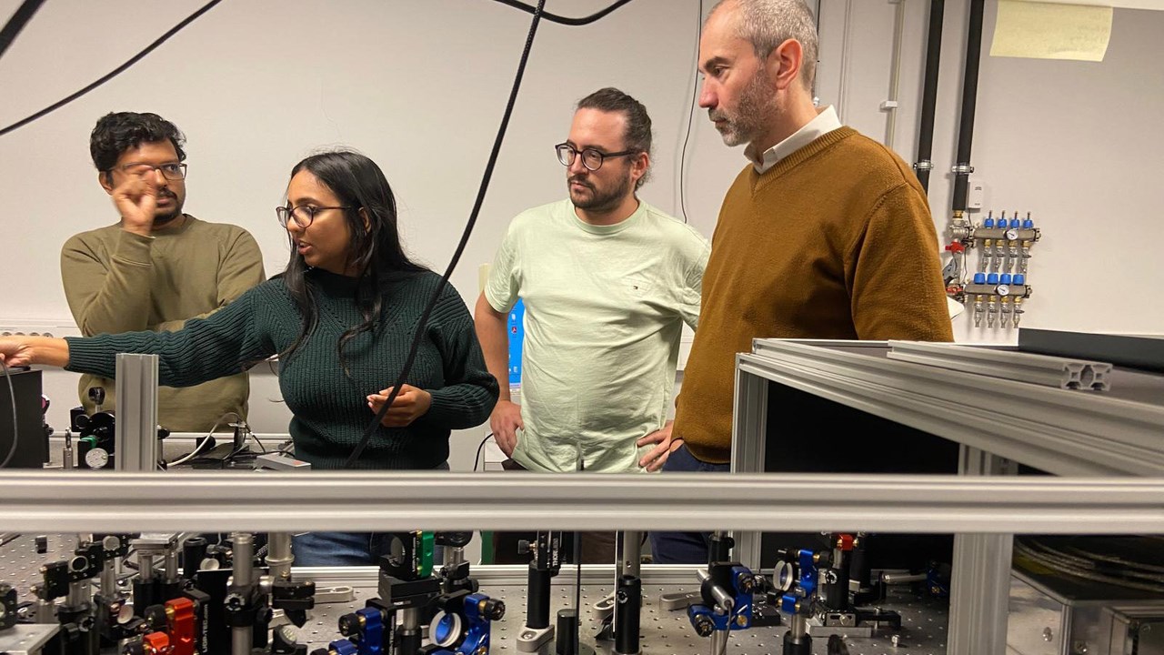 PhD student Hinduja Bhuvanendran and ‘Excellence by Choice’ postdoctoral fellow Ben Johns are showing professor Stefano the experimental setup used in both the Pathfinder project ‘iSenseDNA’ and the UCMR postdoctoral project funded by Kempestiftelserna.