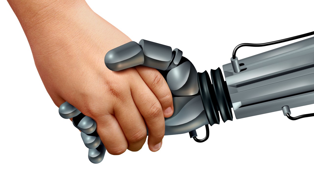Barns hand håller i robothand. För att illustrera barn och artificiell intelligens.