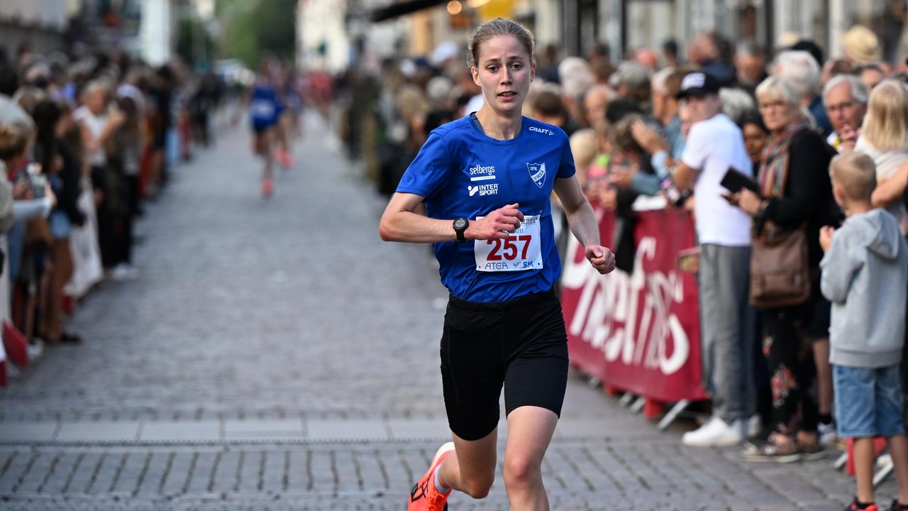 En kvinnlig löpare på upploppet