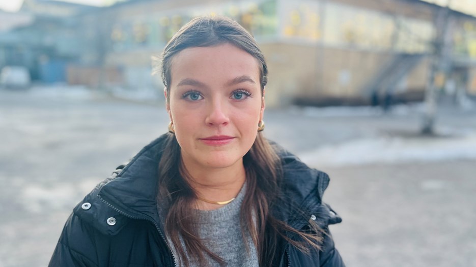 Porträtt på Oliviah Lundberg, student på högskoleingenjörsprogrammet i byggteknik, i bakgrund Universum-huset.