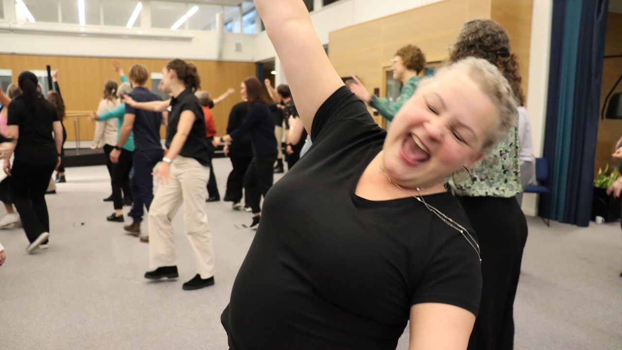 Marinett Skånberg dansar linedance under TA-konferensen.