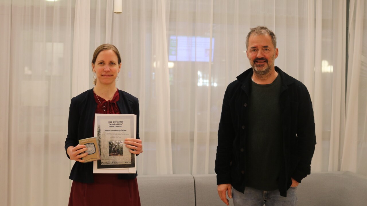 Judith Lundberg-Felten receives a prize for winning the photo contest with the theme “Sustainability” during the KBC DAYS 2020. On the photo: Judith Lundberg-Felten and Stefan Björklund