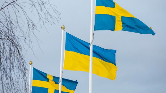 Svenska flaggor och ukrainsk flagga hissade på campus.